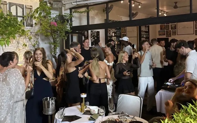 Des amis au restaurant à Bali